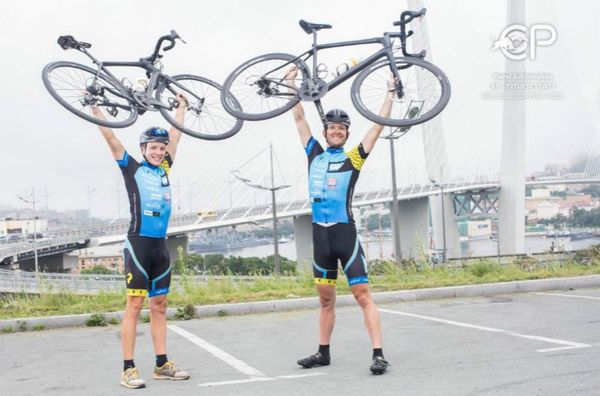 (L-R) Matthias Fischer and Martin Temmen from Germany pose for a portrait after the 14th stage Khabarovsk-Vladivostok at the Red Bull Trans-Siberian Extreme race in Russia on July 28th, 2016 - Sputnik International