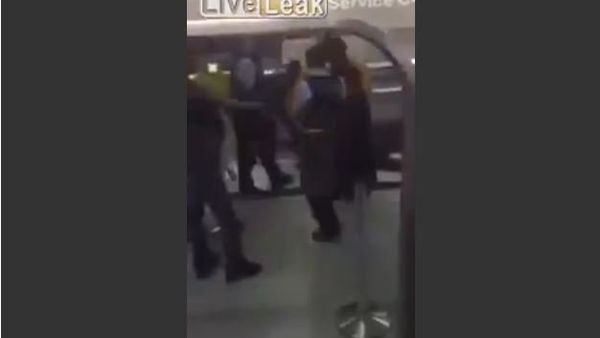 British passenger punches three police officers to the floor at German airport after his wife is knocked over by staff - Sputnik International