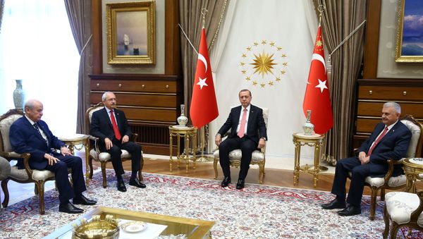 Turkey's President Tayyip Erdogan (2nd R) meets Prime Minister Binali Yildirim (R), main opposition Republican People's Party (CHP) leader Kemal Kilicdaroglu (2nd L) and Nationalist Movement Party (MHP) leader Devlet Bahceli at the Presidential Palace in Ankara, Turkey, July 25, 2016 - Sputnik International