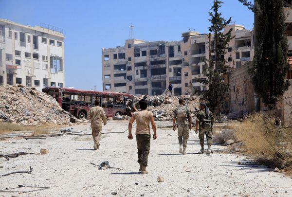 Syrian army soldiers patrol the area around the entrance of Bani Zeid after taking control of the previously rebel-held district of Leramun, on the northwest outskirts of Aleppo, on July 28, 2016 Syrian army soldiers patrol the area around the entrance of Bani Zeid after taking control of the previously rebel-held district of Leramun, on the northwest outskirts of Aleppo, on July 28, 2016 - Sputnik International
