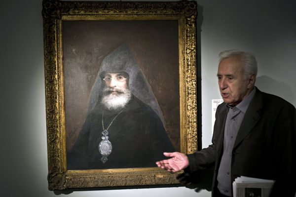 Art expert and Merited Worker of Arts of Armenia Shahen Khachatrian is seen near the painting A Portrait of the Painter's Brother, Archbishop Gabriel Aivazyan, displayed at the Ivan Aivazovsky. 200th Birthday exhibition at the Tretyakov Gallery on Krymsky Val in Moscow Art expert and Merited Worker of Arts of Armenia Shahen Khachatrian is seen near the painting A Portrait of the Painter's Brother, Archbishop Gabriel Aivazyan, displayed at the Ivan Aivazovsky. 200th Birthday exhibition at the Tretyakov Gallery on Krymsky Val in Moscow - Sputnik International