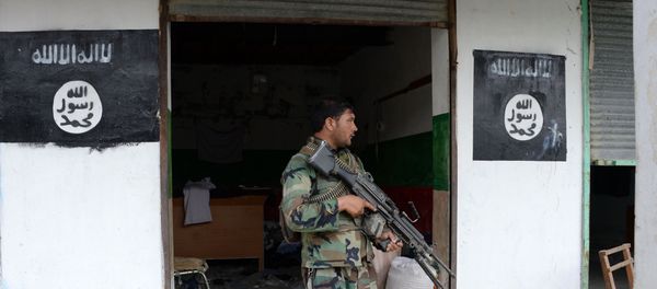 Afghan security forces patrol during ongoing clashes between security forces and Islamic State (IS) militants in Kot District in eastern Nangarhar province on July 26, 2016 - Sputnik International