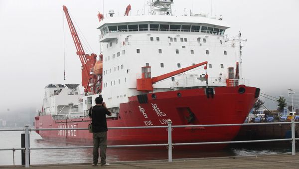 Man taking a photo of Chinese icebreaker Xuelong, literally snow dragon (File) Man taking a photo of Chinese icebreaker Xuelong, literally snow dragon (File) - Sputnik International