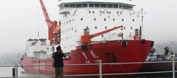 Man taking a photo of Chinese icebreaker Xuelong, literally snow dragon (File) Man taking a photo of Chinese icebreaker Xuelong, literally snow dragon (File) - Sputnik International
