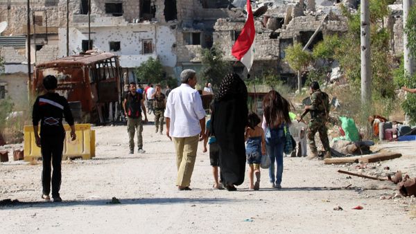 Syrian government forces secure a street as civilians come back to the neighbourhood of Bani Zeid, on Aleppo's northern outskirts on July 29, 2016 - Sputnik International