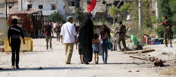 Syrian government forces secure a street as civilians come back to the neighbourhood of Bani Zeid, on Aleppo's northern outskirts on July 29, 2016 - Sputnik International