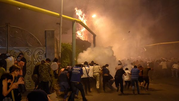 Protesters clash with police in the street near the traffic police building seized by opposition, Yerevan - Sputnik International