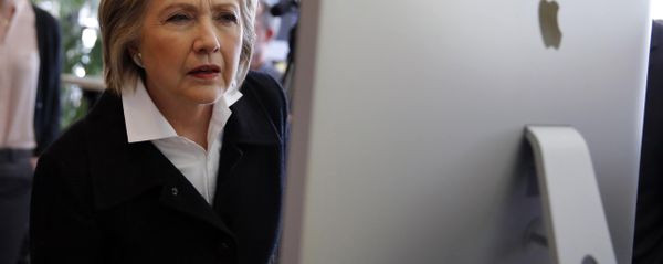 U.S. Democratic presidential candidate Hillary Clinton looks at a computer screen (File) - Sputnik International