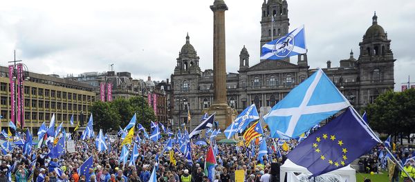 Pro-Scottish Independence supporters with Scottish Saltire flags and EU flags among others rally in George Square in Glasgow, Scotland on July 30, 2016 to call for Scottish independence from the UK Pro-Scottish Independence supporters with Scottish Saltire flags and EU flags among others rally in George Square in Glasgow, Scotland on July 30, 2016 to call for Scottish independence from the UK - Sputnik International