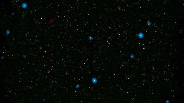 The blue dots in this field of galaxies, known as the COSMOS field, show galaxies that contain supermassive black holes emitting high-energy X-rays - Sputnik International
