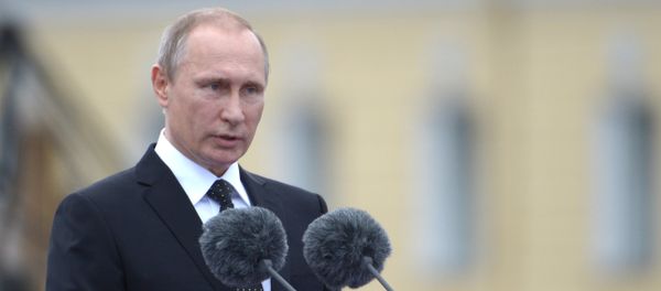 Russian President Vladimir Putin speaks at the parade of sailors and officers of the Leningrad Naval Base on Senate Square in St. Petersburg - Sputnik International