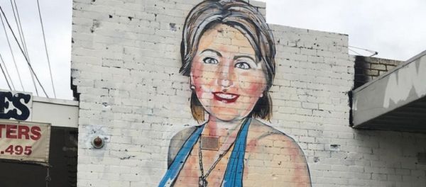 A caricature of Hillary Clinton in a revealing bathing suit - Sputnik International