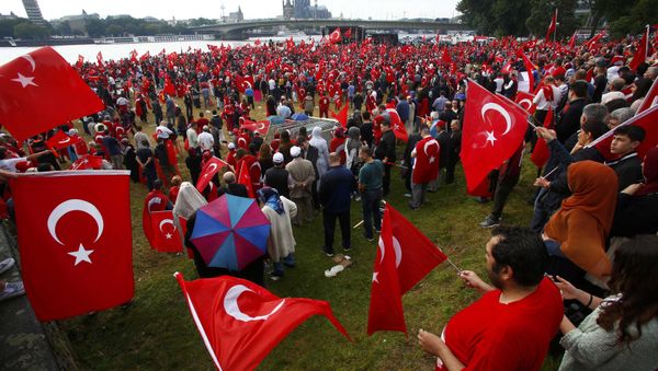 Supporters of Turkish President Tayyip Erdogan wave Turkish flags during a pro-government protest in Cologne, Germany July 31, 2016. - Sputnik International