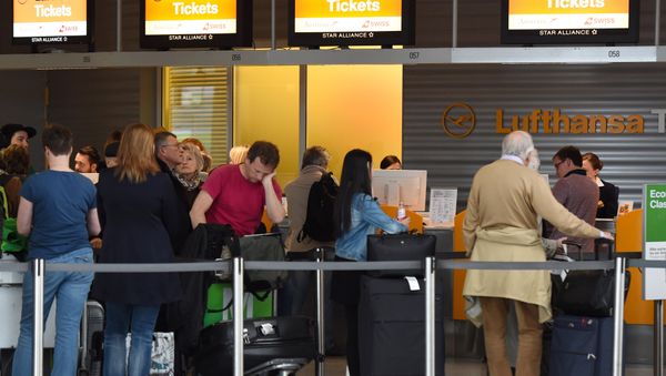 Passengers queue at a Lufthansa counter at the Franz-Josef-Strauss-airport in Munich, southern Germany, on April 27, 2016.  - Sputnik International