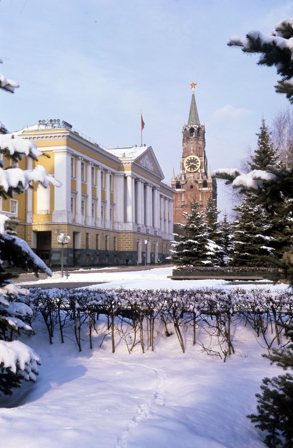 The building of the Presidium of the Supreme Soviet of the USSR. The Administrative Building of the Kremlin (Building 14) is situated between the Spassky Gates and the Senate Palace. The building of the Presidium of the Supreme Soviet of the USSR. The Administrative Building of the Kremlin (Building 14) is situated between the Spassky Gates and the Senate Palace. - Sputnik International
