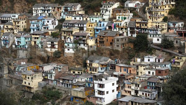 A view of the houses in Devprayag, Uttarakhand state, India - Sputnik International