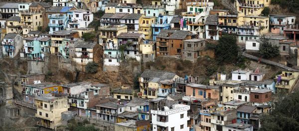 A view of the houses in Devprayag, Uttarakhand state, India - Sputnik International