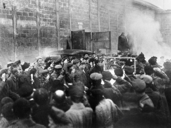 Workers of the AMO Factory hailing the first Soviet automobile rolling off its conveyer Workers of the AMO Factory hailing the first Soviet automobile rolling off its conveyer - Sputnik International
