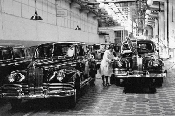 A ZIS 110 limousine assembly conveyor line at the Moscow Autoworks A ZIS 110 limousine assembly conveyor line at the Moscow Autoworks - Sputnik International