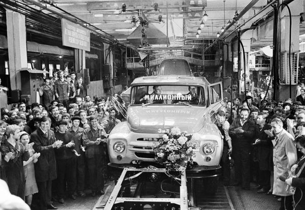 The millionth car ZIL-130 produced by the Likhachev Car Factory, Moscow The millionth car ZIL-130 produced by the Likhachev Car Factory, Moscow - Sputnik International