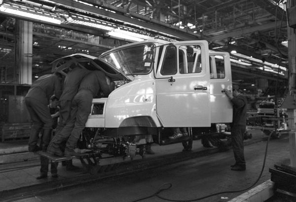 An assembling workshop of the Moscow Likhachev Automotive Plant (now JSC Likhachev Plant, AMO ZIL) An assembling workshop of the Moscow Likhachev Automotive Plant (now JSC Likhachev Plant, AMO ZIL) - Sputnik International