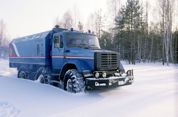 ZIL Bluebird cross-country vehicle for rescuers off-road transportation in cold weather ZIL Bluebird cross-country vehicle for rescuers off-road transportation in cold weather - Sputnik International