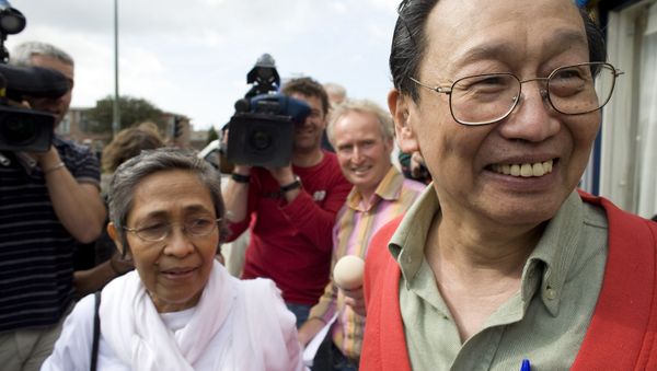 Philippine communist leader Jose Maria Sison, right, smiles after being released from Scheveningen prison outside The Hague, the Netherlands, Thursday, Sept. 13, 2007. - Sputnik International