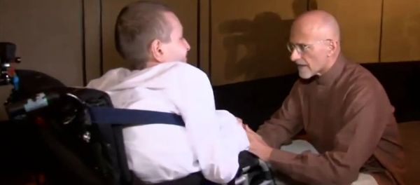 Italian neurosurgeon Sergio Canavero (right) - Sputnik International