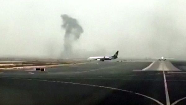 Smoke rising after an Emirates flight crash landed at Dubai International Airport - Sputnik International