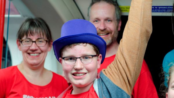 Alasdair Clift  travels the tube with his parents in memory of his brother - Sputnik International