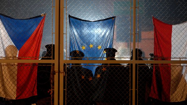 Polish border policemen on the Polish side of the now unused Czech-Polish border crossing checkpoint in Habartice village, North Bohemia. (File) - Sputnik International
