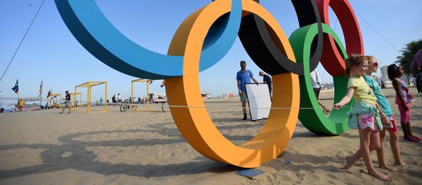 Children pose next to the Olympic rings on Copacabana beach in Rio de Janeiro on August 1, 2016 ahead of the 2016 Rio Olympic Games Children pose next to the Olympic rings on Copacabana beach in Rio de Janeiro on August 1, 2016 ahead of the 2016 Rio Olympic Games - Sputnik International