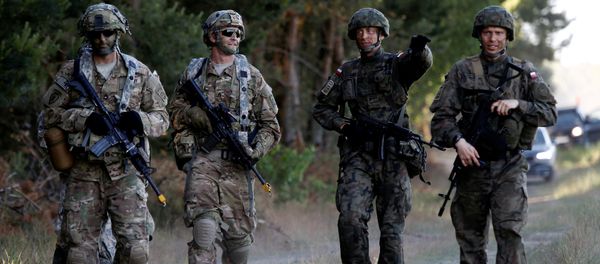 Poland's 6th Airborne Brigade soldiers (R) walk with U.S. 82nd Airborne Division soldiers during the NATO allies' Anakonda 16 exercise near Torun, Poland (File) - Sputnik International