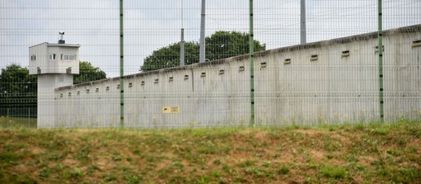 A picture taken on August 4, 2016 shows the prison of Le Mans Les Croisettes in Coulaines, where two people including a prison warden and an inmate are held hostage by another inmate, according to police A picture taken on August 4, 2016 shows the prison of Le Mans Les Croisettes in Coulaines, where two people including a prison warden and an inmate are held hostage by another inmate, according to police - Sputnik International