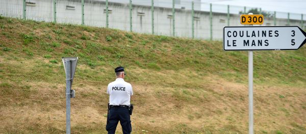A police officer stands outside the prison of Le Mans Les Croisettes in Coulaines, on August 4, 2016, where two people including a prison warden and an inmate are held hostage by another inmate, according to police A police officer stands outside the prison of Le Mans Les Croisettes in Coulaines, on August 4, 2016, where two people including a prison warden and an inmate are held hostage by another inmate, according to police - Sputnik International