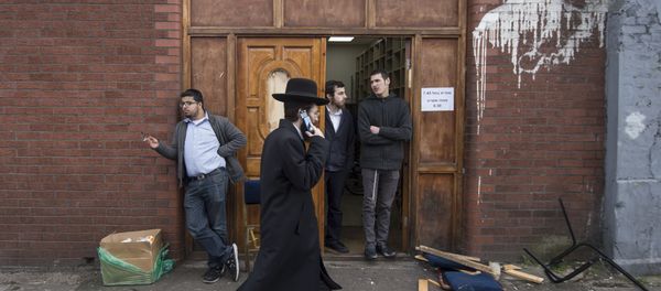 An Orthodox jew talks on his mobile phone as he walks past the Ahavas Torah synagogue in the Stamford Hill area of north London on March 22, 2015 An Orthodox jew talks on his mobile phone as he walks past the Ahavas Torah synagogue in the Stamford Hill area of north London on March 22, 2015 - Sputnik International
