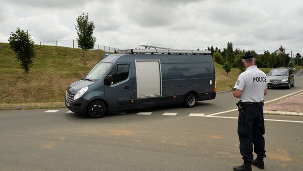 Police and regional intervention and security teams (ERIS) arrive at the prison of Le Mans Les Croisettes (L) in Coulaines, on August 4, 2016 - Sputnik International