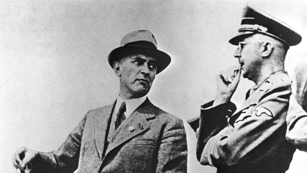 IG Farbenindustrie chief engineer M. Faust (L) talks with Reichsfuhrer of the SS Heinrich Himmler (R). - Sputnik International