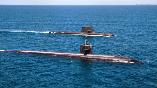 The U.S. Navy's Los Angeles-class fast attack submarine USS Albuquerque (SSN 706) and Royal Australian Navy Collins-class submarine HMAS Rankin (SSG 78) operate together in waters off Rottnest Island, Western Australia.  - Sputnik International