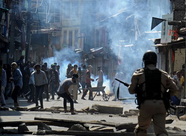 Two Officers Reportedly Killed as Suspected Militants Open Fire at Police Unit in Kashmir - Sputnik International