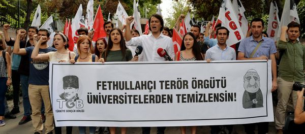 Pro-nationalist university students shout during a protest against U.S.-based cleric Fethullah Gulen and his followers during a demonstration in Ankara, on July 21, 2016 - Sputnik International