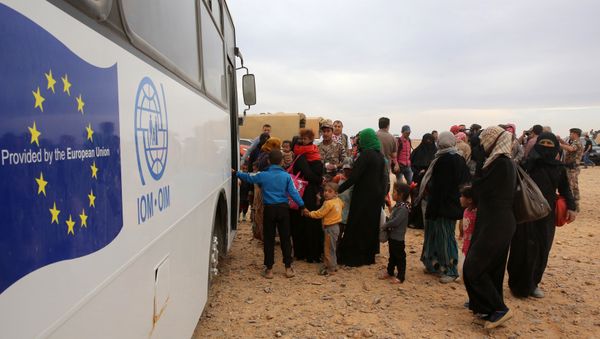 Syrian refugees board a bus before entering the Jordanian side of the Hadalat border crossing, a military zone east of the capital Amman, after arriving from Syria on May 4, 2016 Syrian refugees board a bus before entering the Jordanian side of the Hadalat border crossing, a military zone east of the capital Amman, after arriving from Syria on May 4, 2016 - Sputnik International