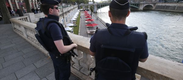 French police officers patrol over the Seine river at Paris Plage (Paris Beach) Friday, Aug. 5, 2016 in Paris - Sputnik International