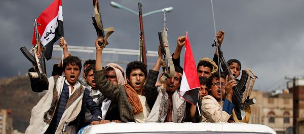 Armed men ride on the back of a truck to attend a rally held by supporters of Houthi rebels and Yemen's former president Ali Abdullah Saleh to celebrate an agreement reached by Saleh and the Houthis to form a political council to unilaterally rule the country, in Sanaa, Yemen August 1, 2016 - Sputnik International