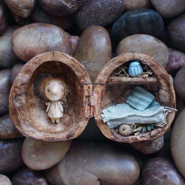 Good Things in Small Packages: Miniature Dolls That Fit in a Walnut Shell Good Things in Small Packages: Miniature Dolls That Fit in a Walnut Shell - Sputnik International