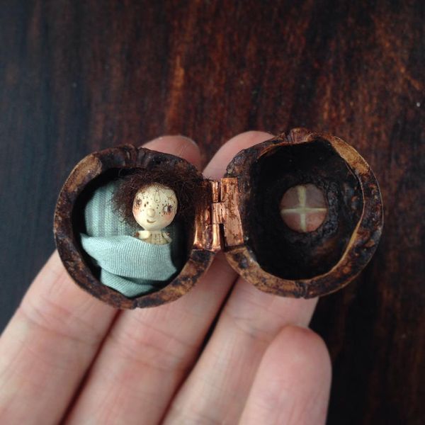 Good Things in Small Packages: Miniature Dolls That Fit in a Walnut Shell Good Things in Small Packages: Miniature Dolls That Fit in a Walnut Shell - Sputnik International
