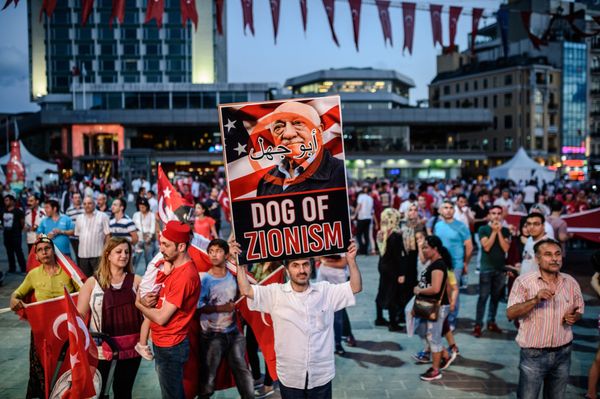 A Pro-Erdogan supporter holds a portrait of US-based cleric Fethullah Gulen during a rally against the military coup on Taksim square in Istanbul on July 25, 2016 A Pro-Erdogan supporter holds a portrait of US-based cleric Fethullah Gulen during a rally against the military coup on Taksim square in Istanbul on July 25, 2016 - Sputnik International