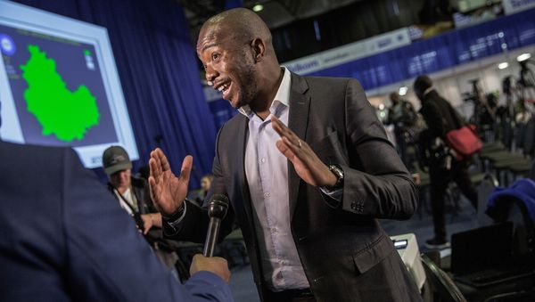 South African main opposition Democratic Alliance (DA) party leader Mmusi Maimane speaks to journalists at the Independent Electoral Commission Counting center on August 4, 2016 in Pretoria, South Africa, a day after South African municipal elections - Sputnik International