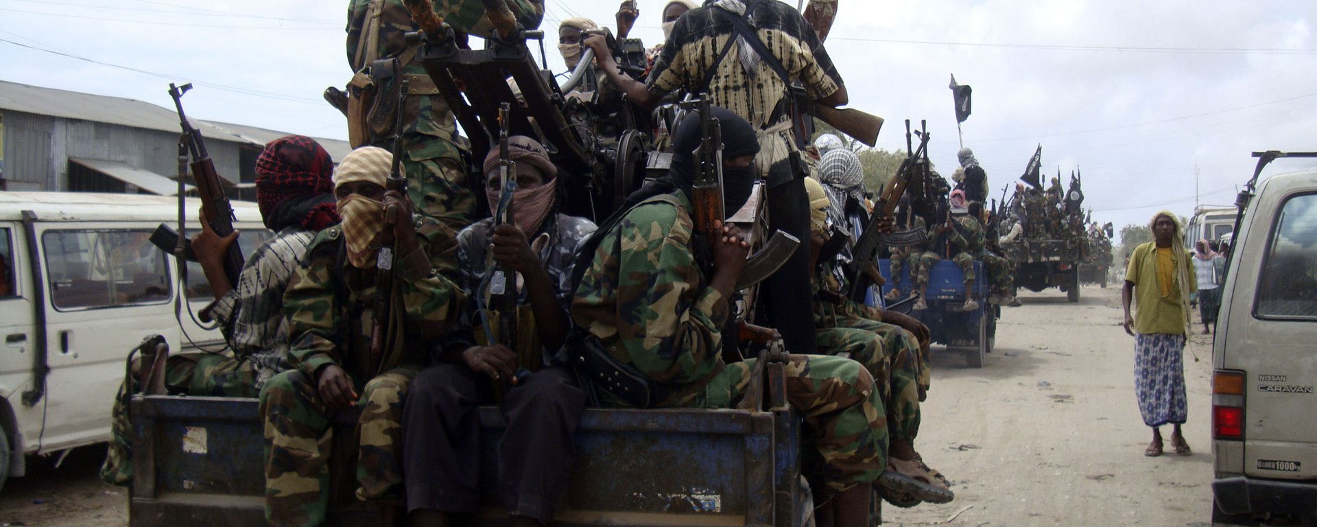 Al-Shabaab fighters display weapons as they conduct military exercises in northern Mogadishu, Somalia (File) - Sputnik International, 1920, 02.02.2023