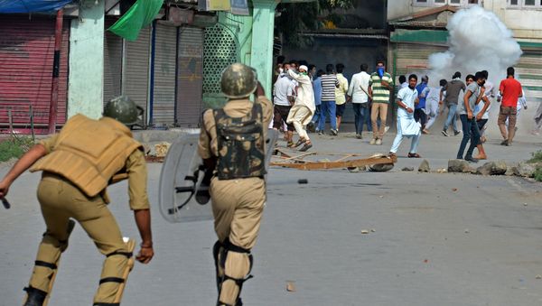 A tear smoke shell explodes near Kashmiri protestors during a clash with Indian government forces in Srinagar on August 5, 2016 A tear smoke shell explodes near Kashmiri protestors during a clash with Indian government forces in Srinagar on August 5, 2016 - Sputnik International